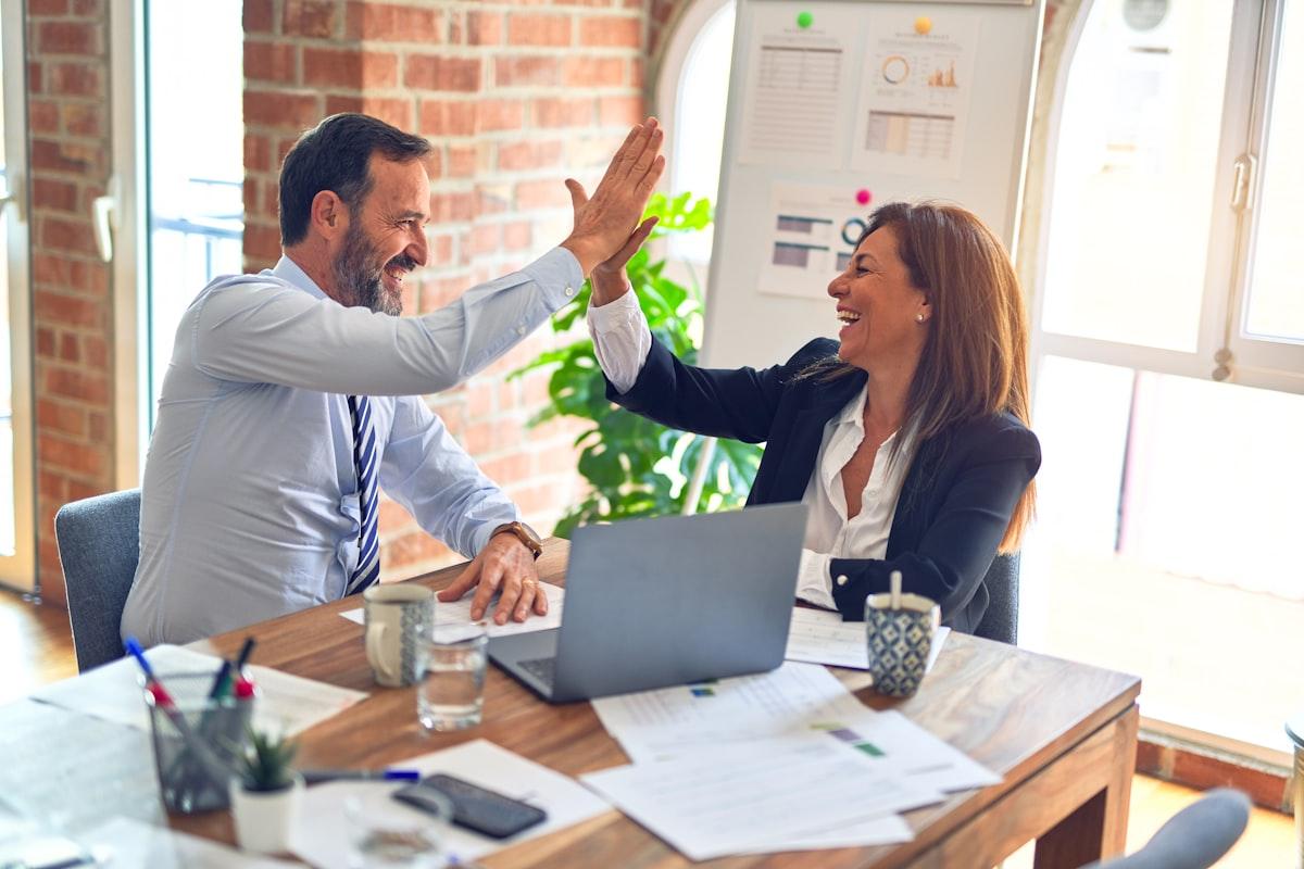 Twee collega's geven elkaar een high-five